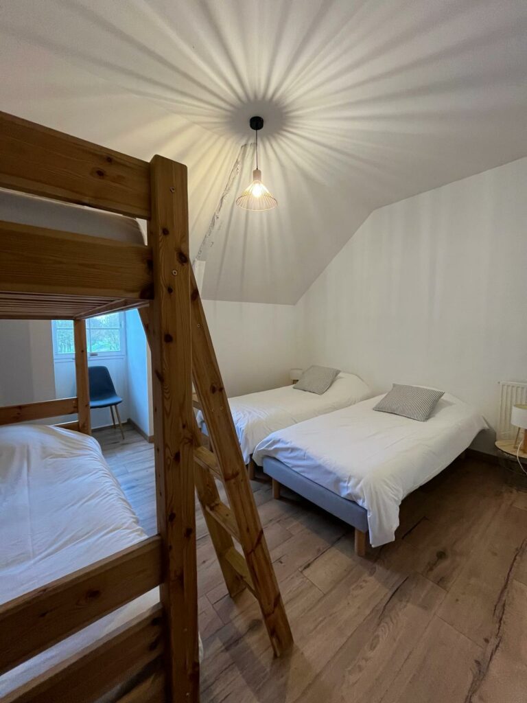 Chambre de 4 personnes avec 1 lit superposé et 2 lits simples