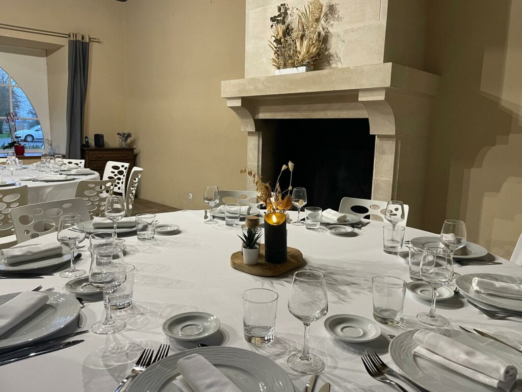 Mise en place repas dans le manoir