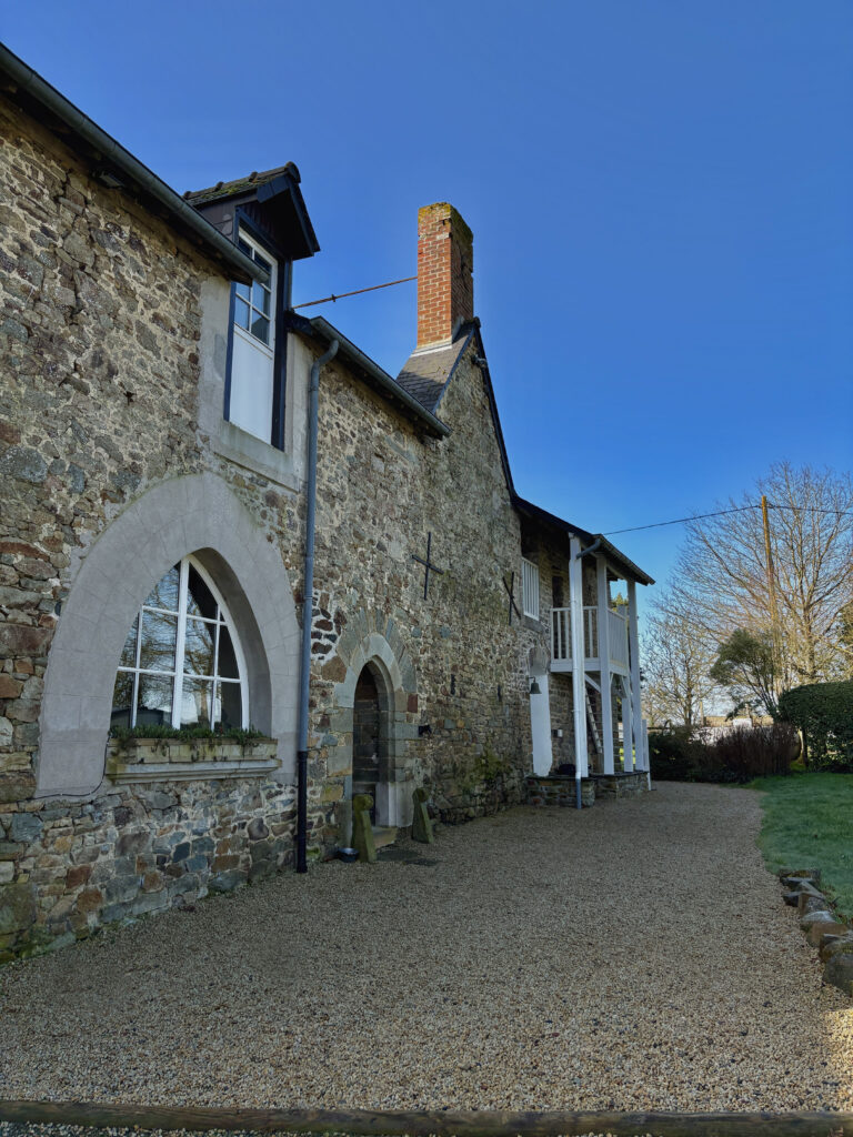 Vue sur la façade en pierre du manoir de côté
