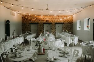 Vue salle de réception avec mise en place mariage
