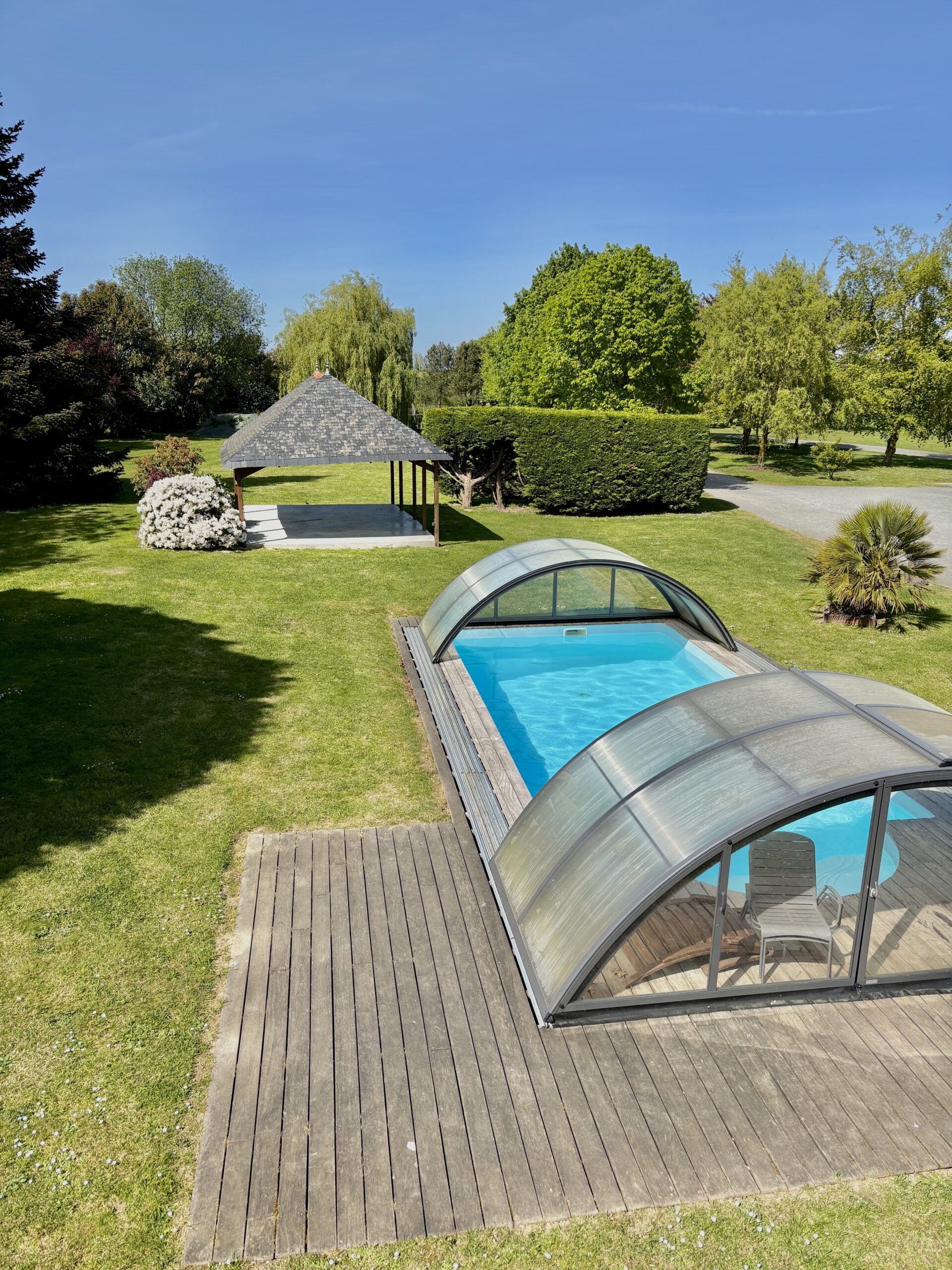 Vue extérieur domaine avec pisicne et parc