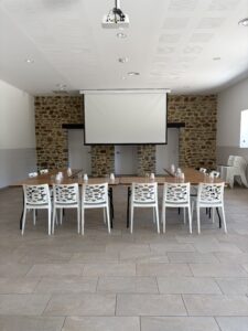 Salle de réception avec une mise en place séminaire